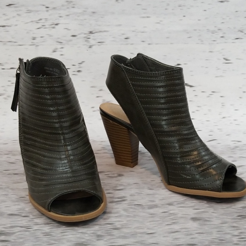 CL by LAUNDRY Peep Toe Bootie  Grey 6